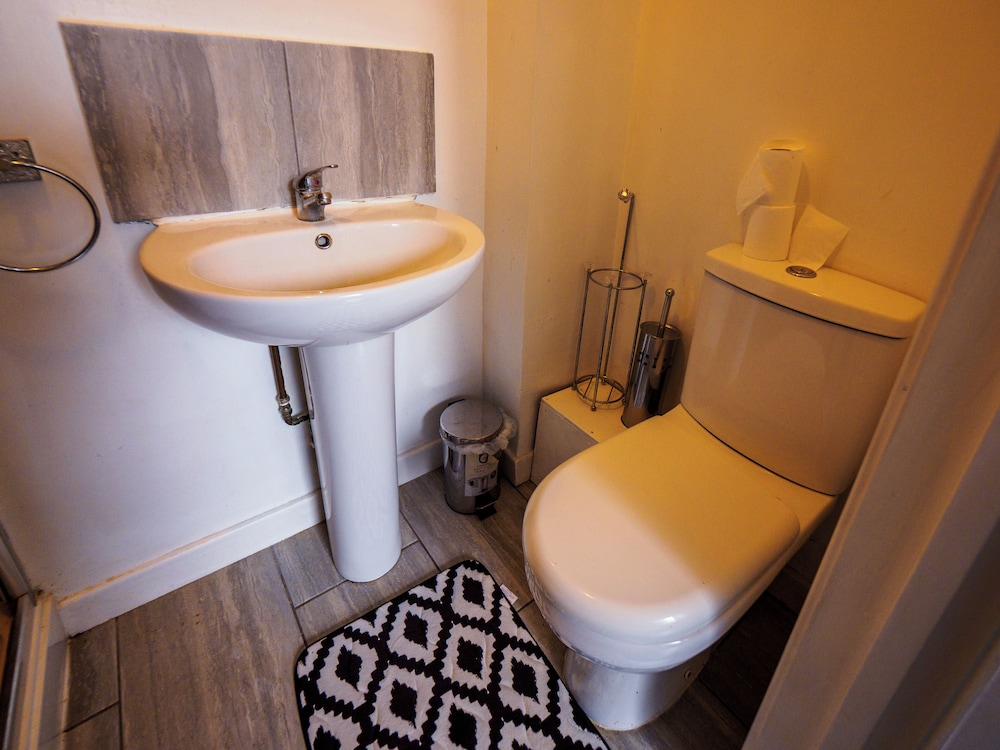 Ensuite4 Woodhouse private bath 2kitchen