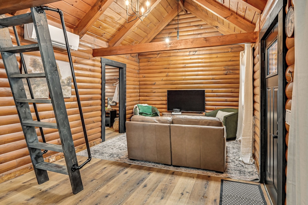 Peaceful Cabin w/ Hot Tub in Dundee: Dogs Welcome