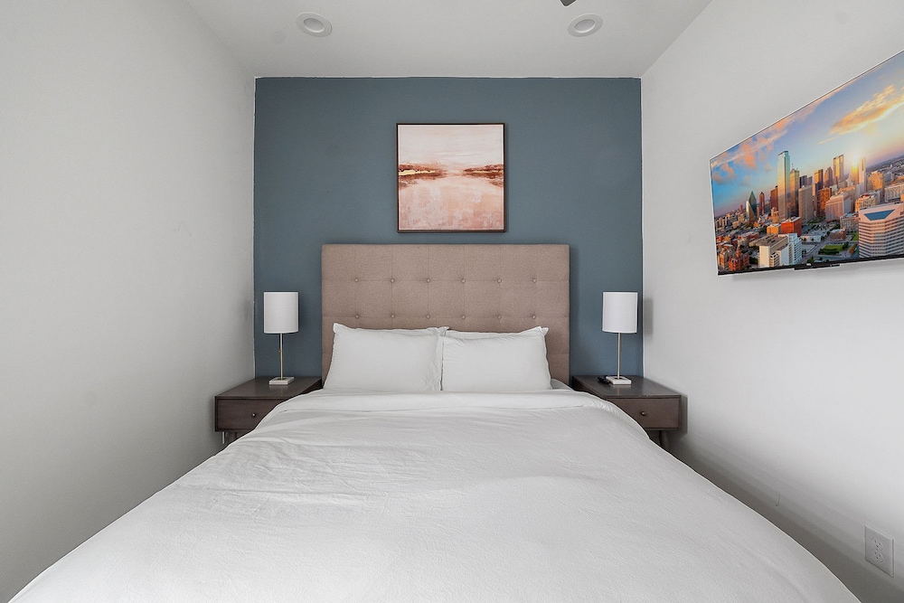 Urban Comfort King Bed Rooftop Backyard