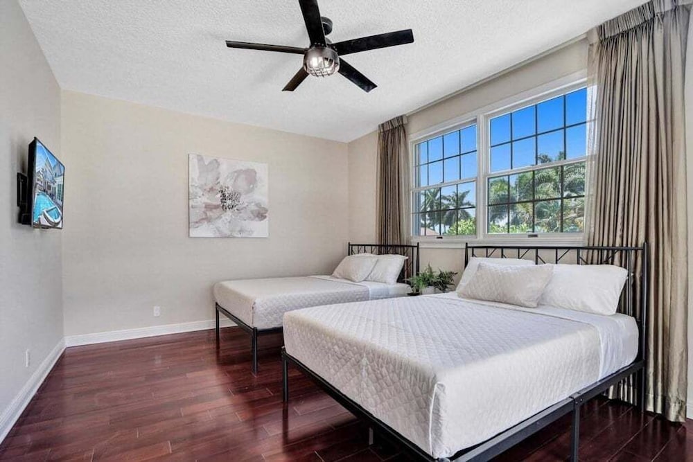 6br Elegant Hollywood Lakes Mansion W/ Pool & Spa 6 Bedroom Home