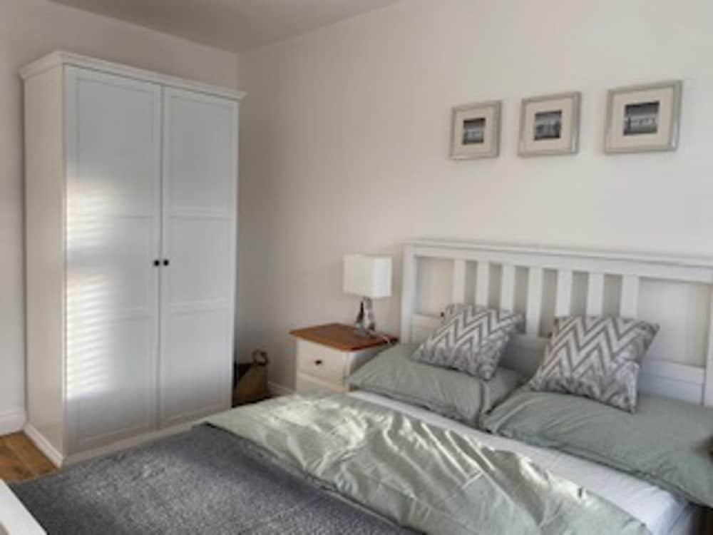 Newly Refurbished 4-bed House in Bournemouth view 3