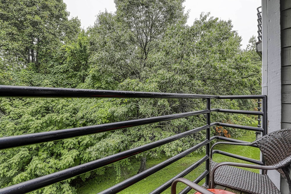 Cozy Resort-style Gatlinburg Condo: Indoor Pool! view 4