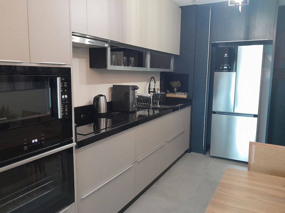 Your Exclusive Stay Just Steps From the sea in Meia Praia - FFS II