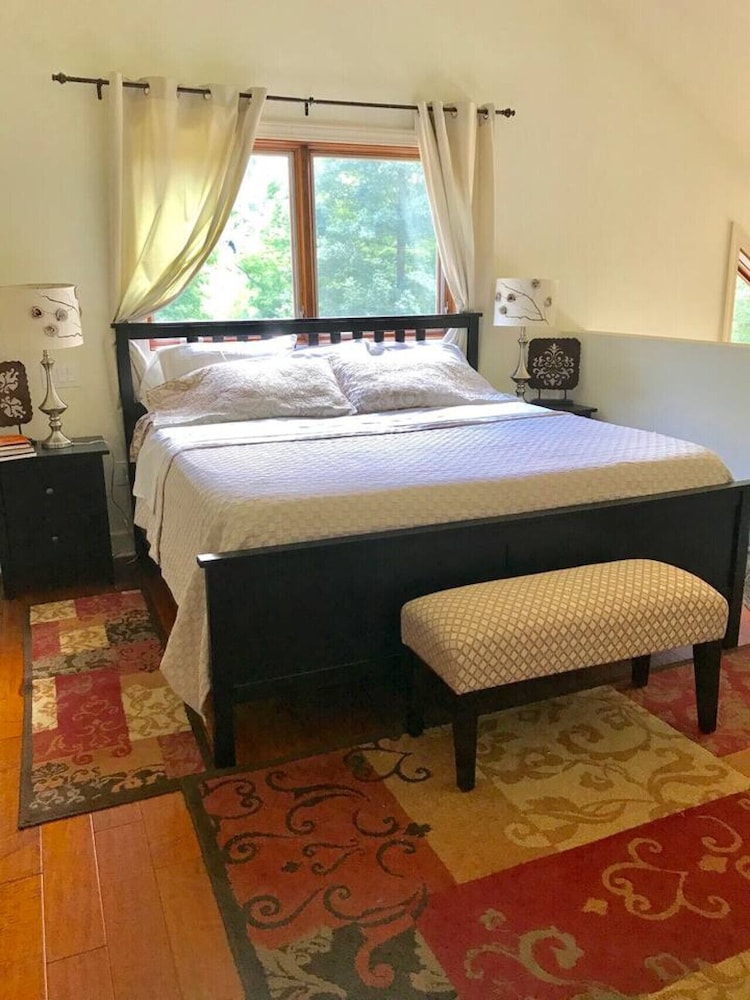 Spectacular 4BR Mountain Home Sleeps 12