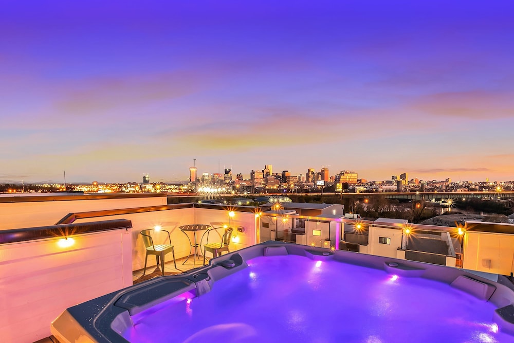 2 Hot Tubs Karaoke Game Room Downtown Nashville