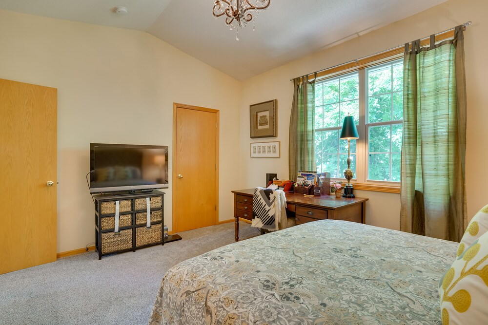 Lake Minnetonka Area Townhome < 1 Mi to Boat Ramp! view 2