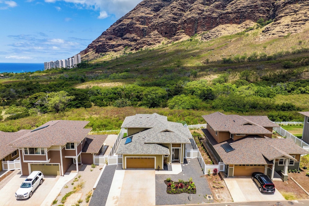 Sleeps 16, 2 Homes Ocean Views, Shared Pool + Gym, Near the Beach Avantstay