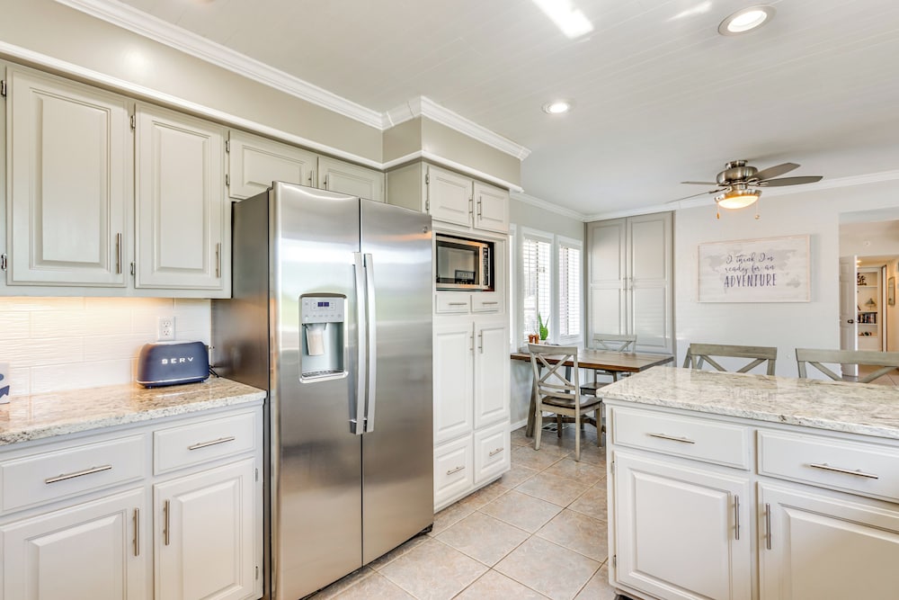 Swim & Boat Docks: Lakefront Gem in Bella Vista!