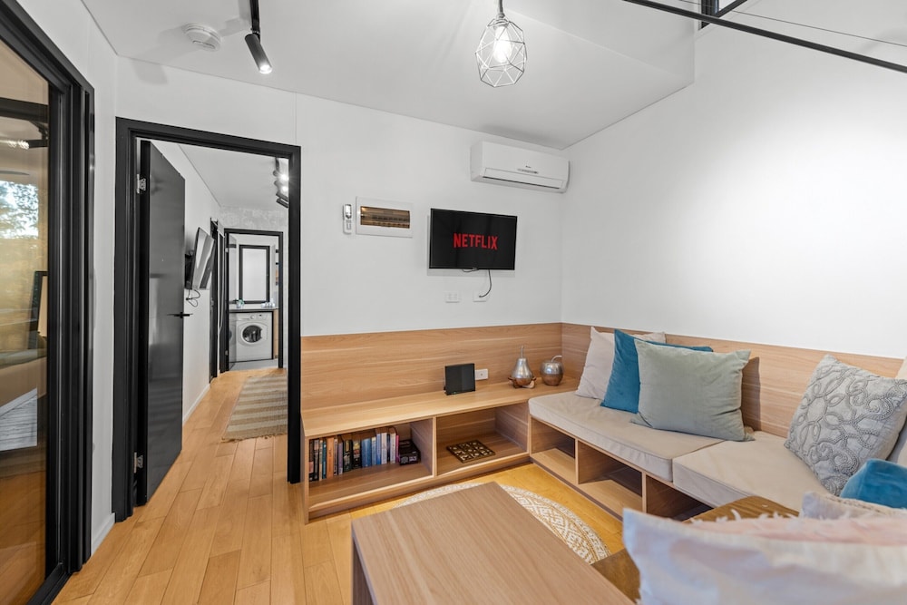 New Farm Apartment With Balcony & City Views