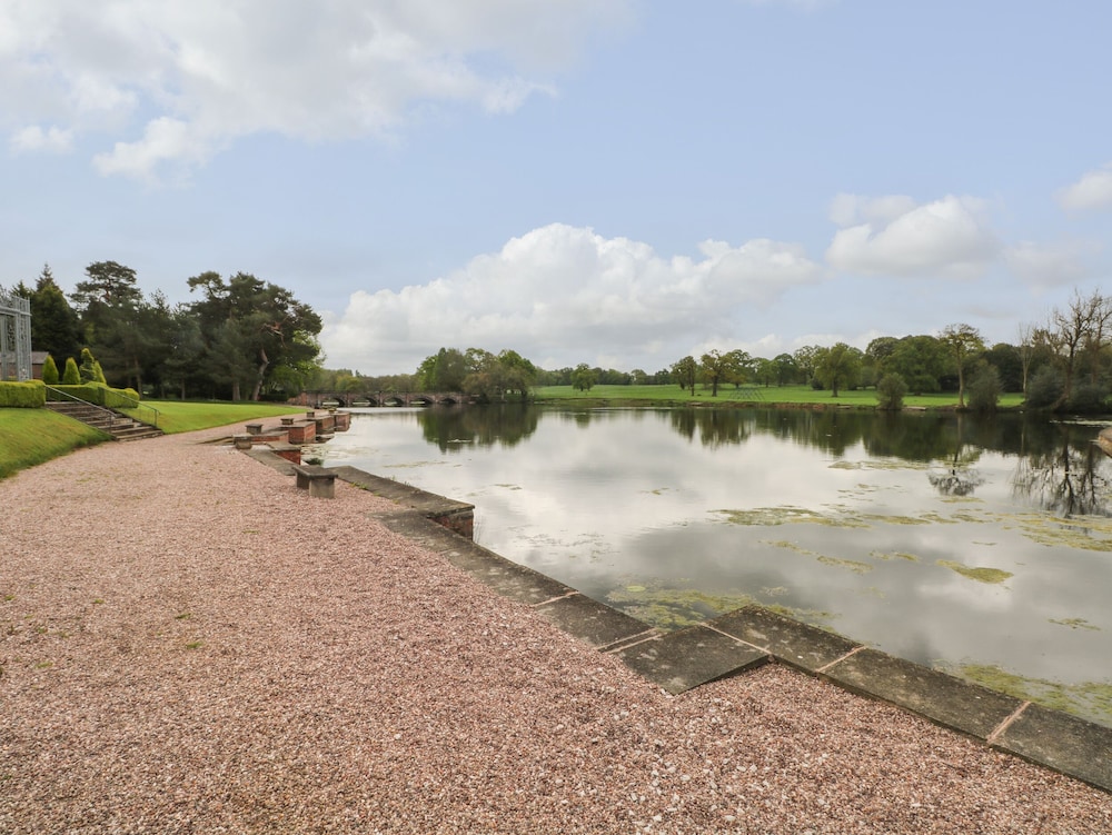 Lakeside Village Lodges & The Potting Shed