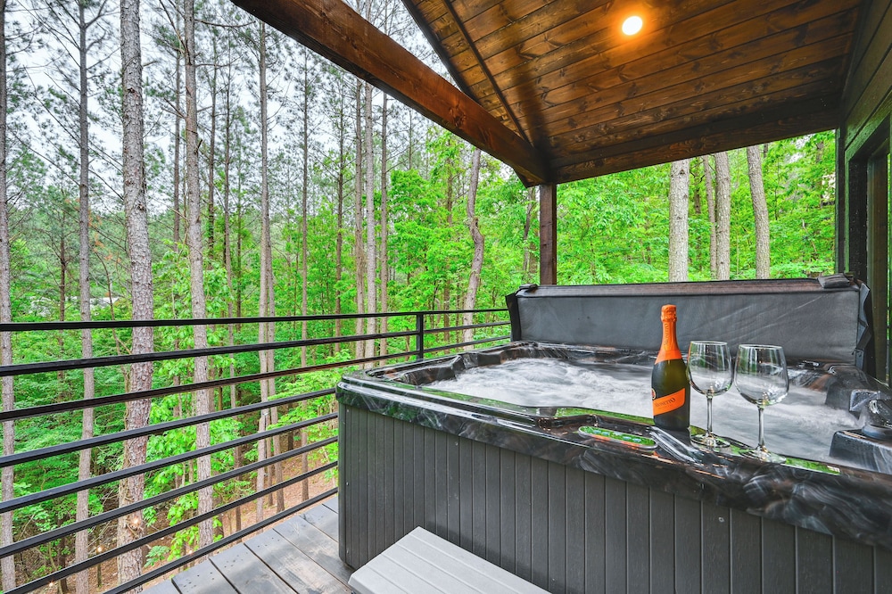 Luxe Broken Bow Vacation Rental: Hot Tub & Pets OK