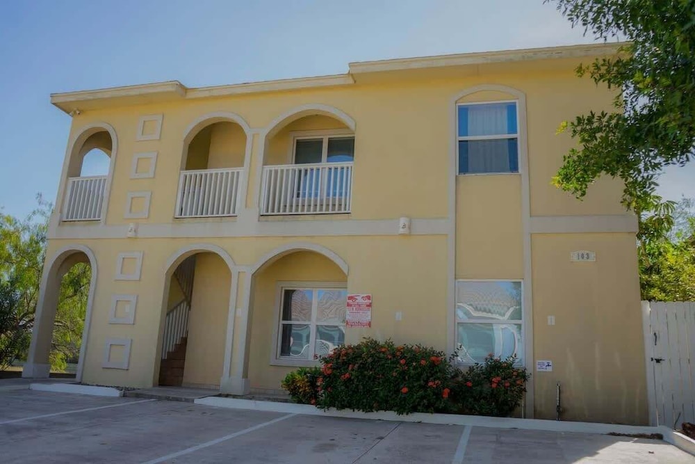 Open & Modern Pool #b Walk To Beach 2 Bedroom Condo