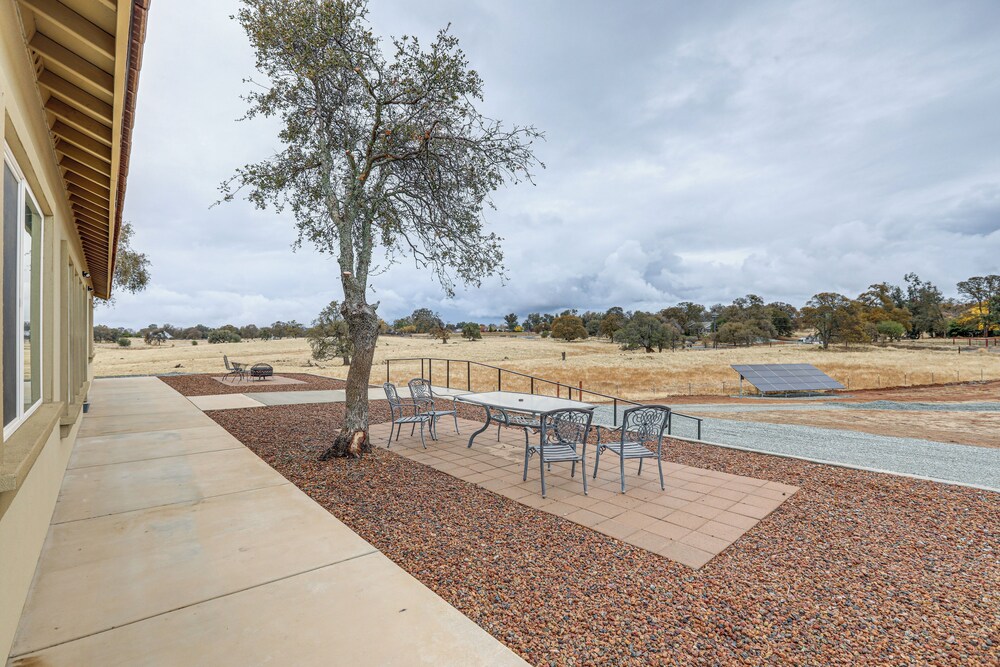 On-site Winery: Rural Plymouth Getaway!