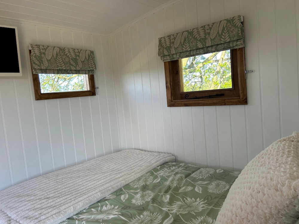 Fernlea Luxury Shepherds Hut - Sleeps 2 & Hot Tub
