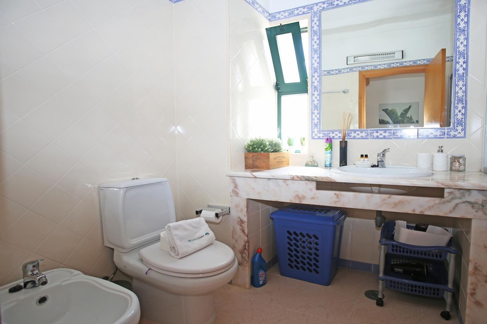 B16 - Sandy Pine Beachfront Flat in Lagos