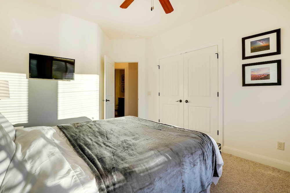 Fire Pit & Mountain Views: Horseshoe Bend Retreat view 4