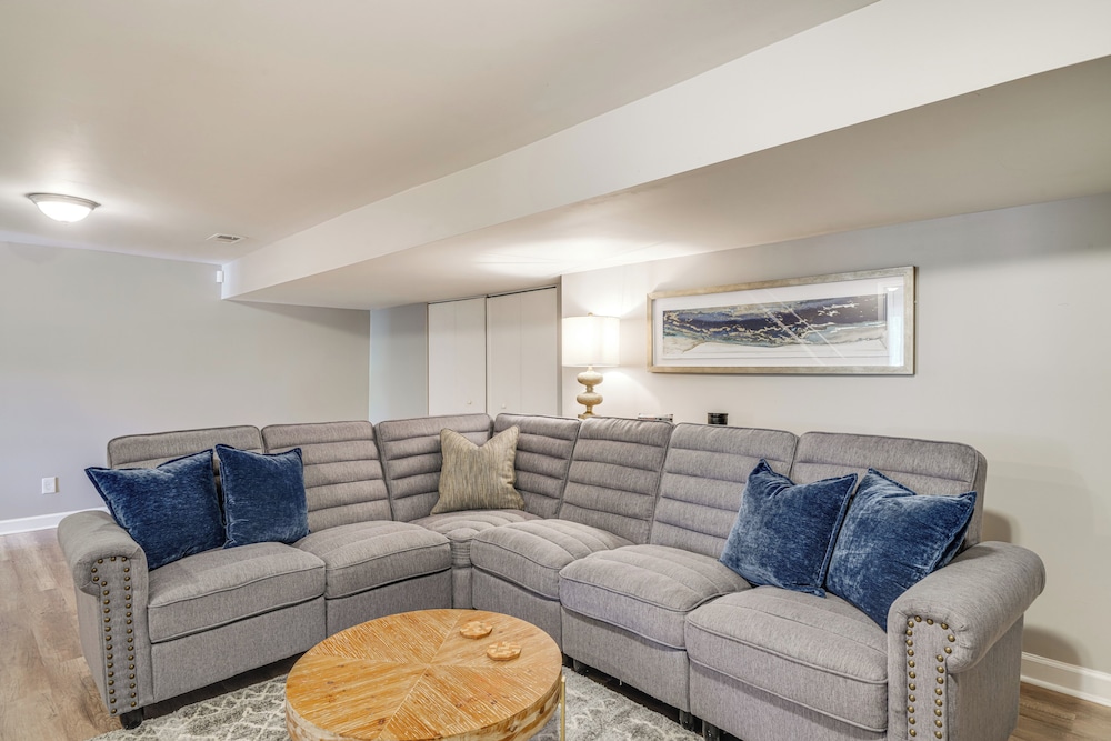 4 Mi to Churchill Downs: Updated Retreat w/ Deck!