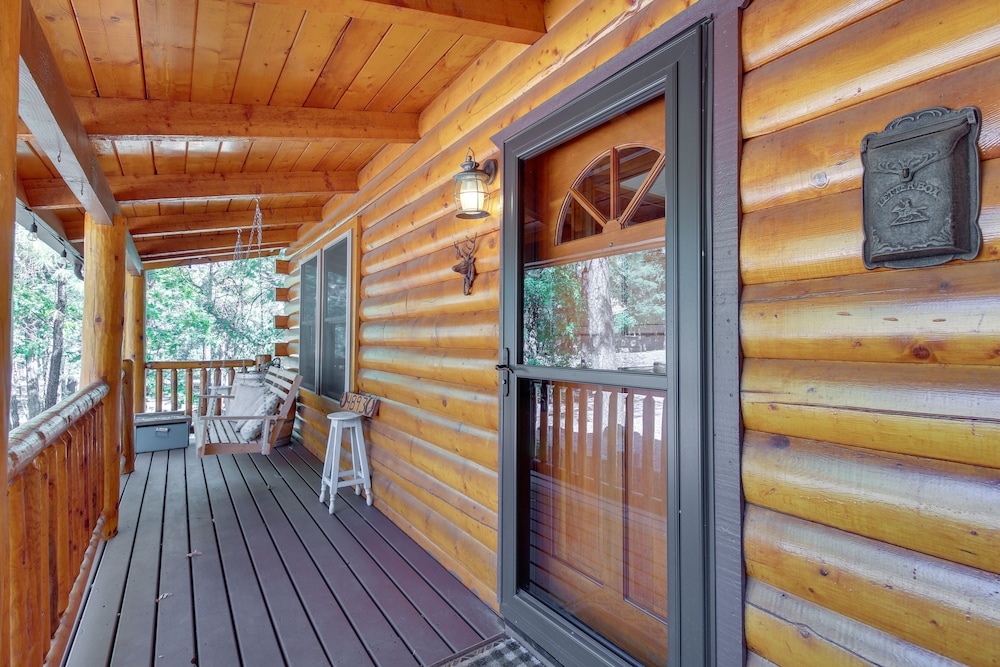 Hot Tub + Decks: Sherwood Forest Cabin