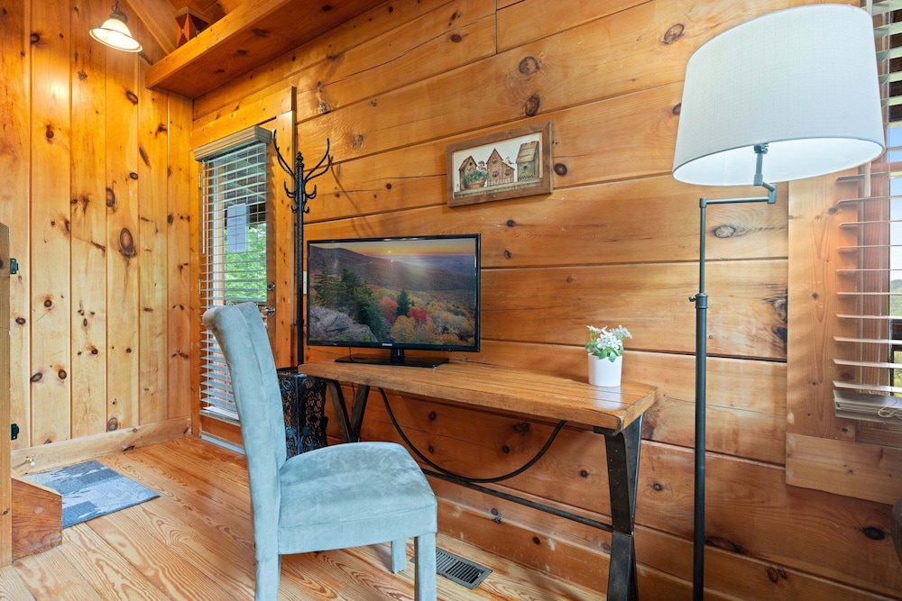 Breathtaking Hideaway 5 Bedroom Cabin