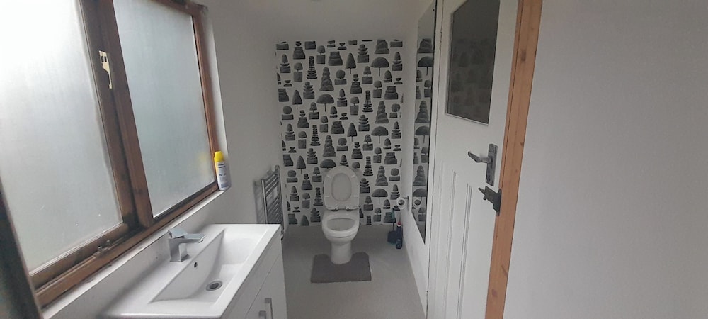 Pet Friendly - 4 Guests - 13 min to the Beach