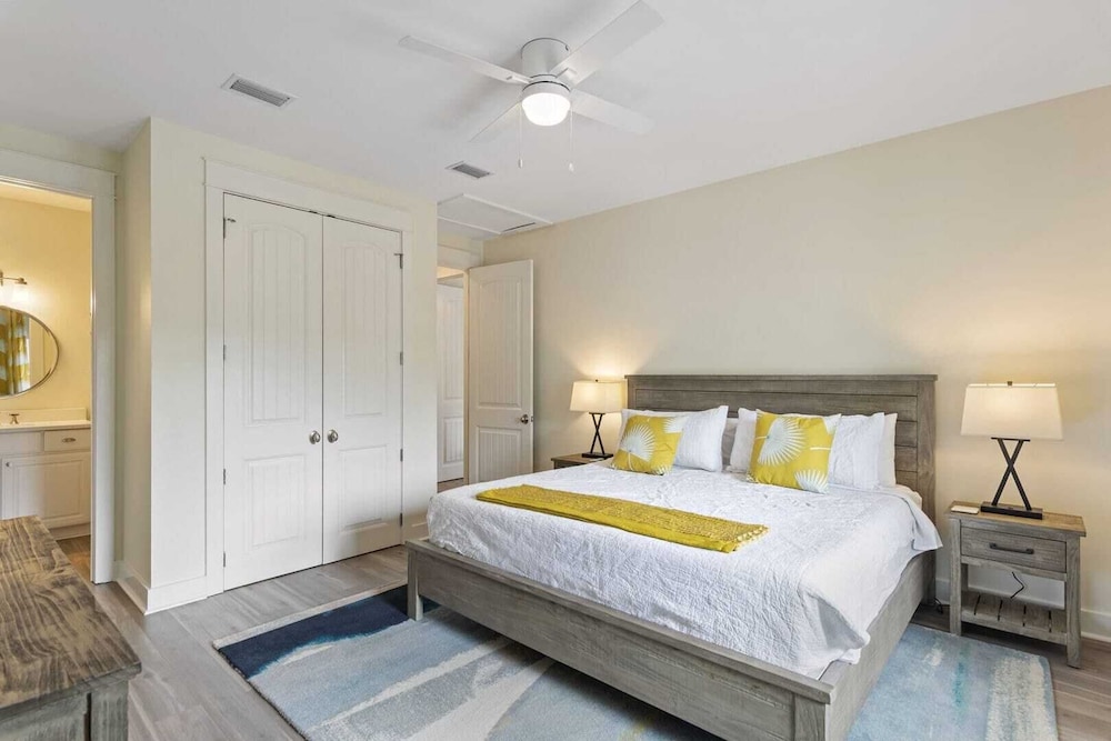 Good Day Sunshine by Avantstay Sleeps 16, Pool + Private Beach Access