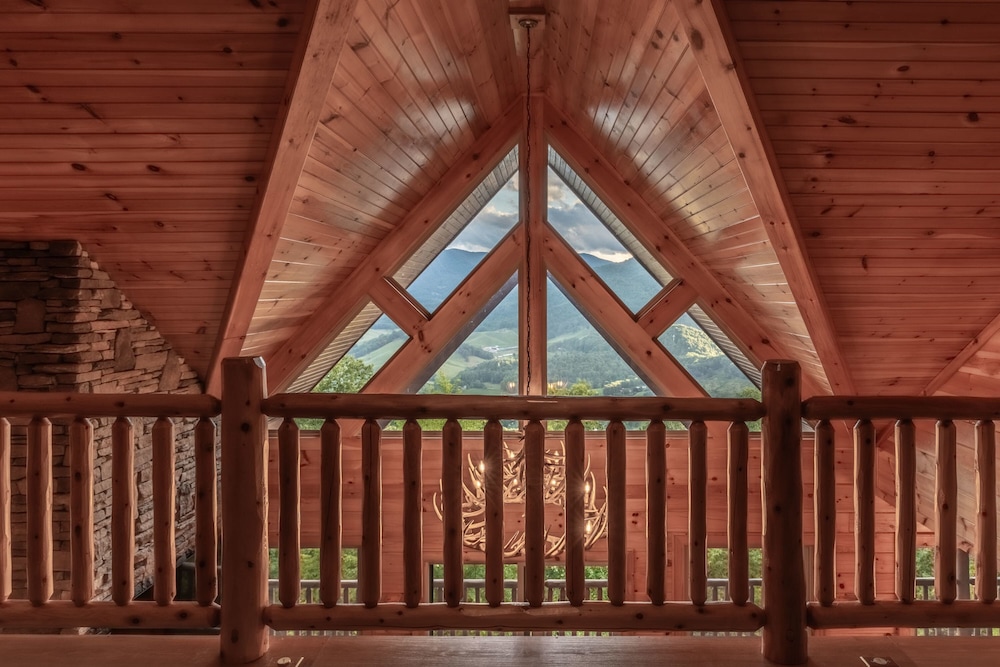 Luxury 4200 Sqft Log Cabin on 50 Acres Sleeps 16