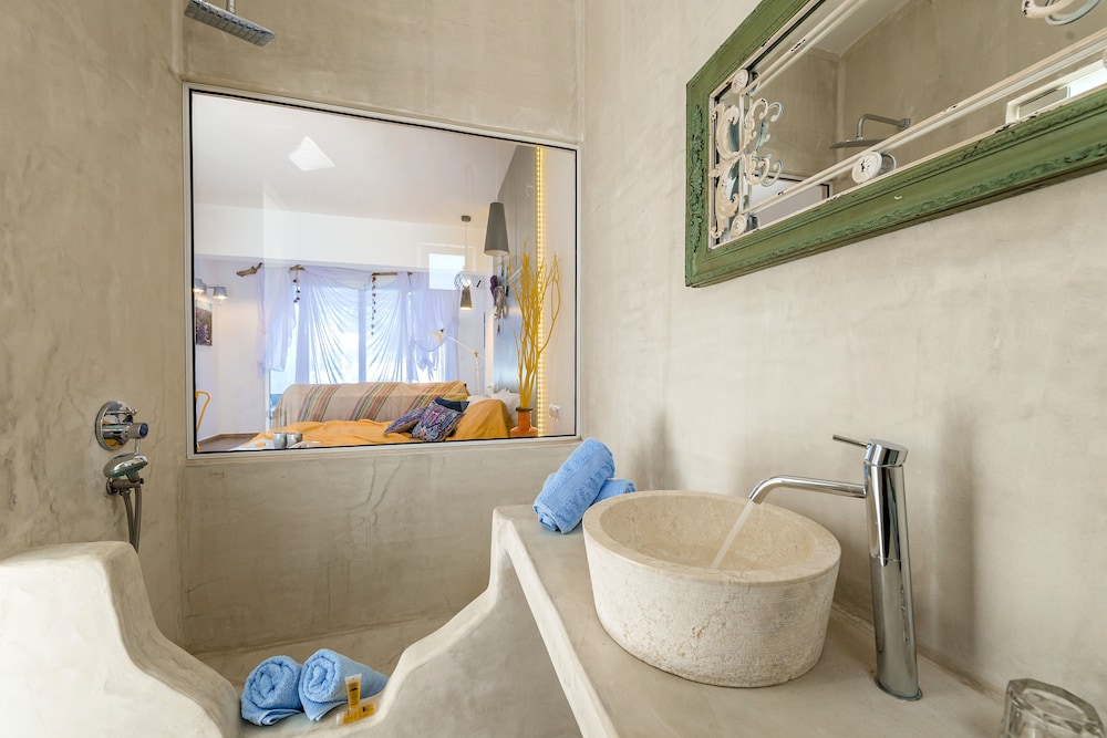 Kouros Home Hotel