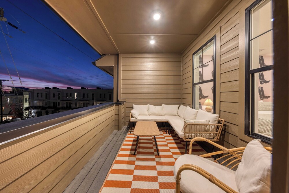 Sleeps 16 2 Modern Townhomes, Minutes to Broadway Lischey & 98 Degrees