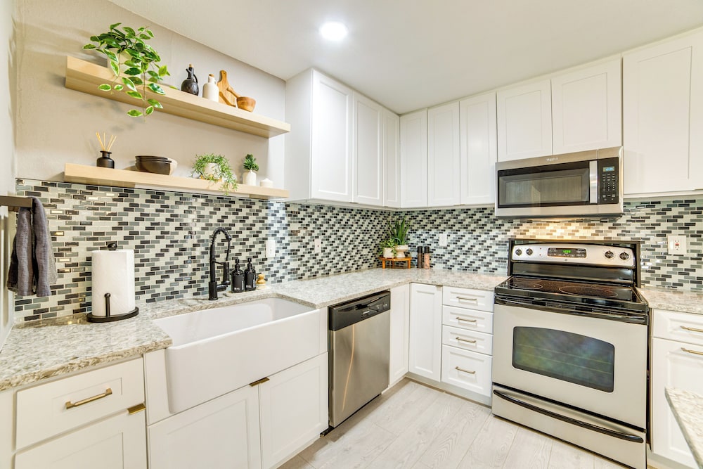 Spacious Family Home, 5 Mi to Galleria Dallas!