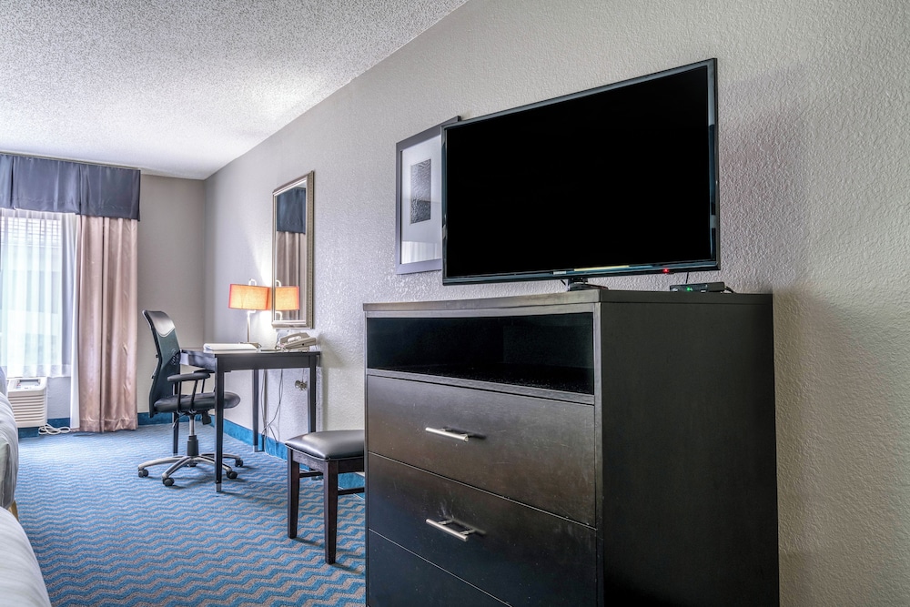 Roanoke Rapids Vacations - Holiday Inn Express  Suites Roanoke Rapids SE, an IHG Hotel - Property Image 2