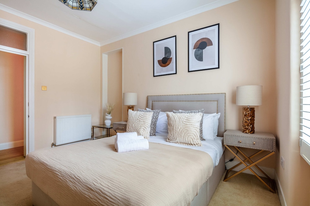 Stylish 3BR 2BA in Mayfair by Hyde Park