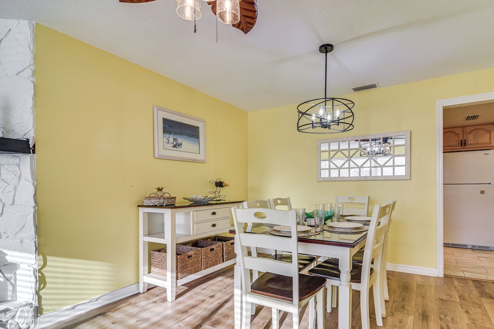6 Mi to Clearwater Beach: Home w/ Furnished Lanai