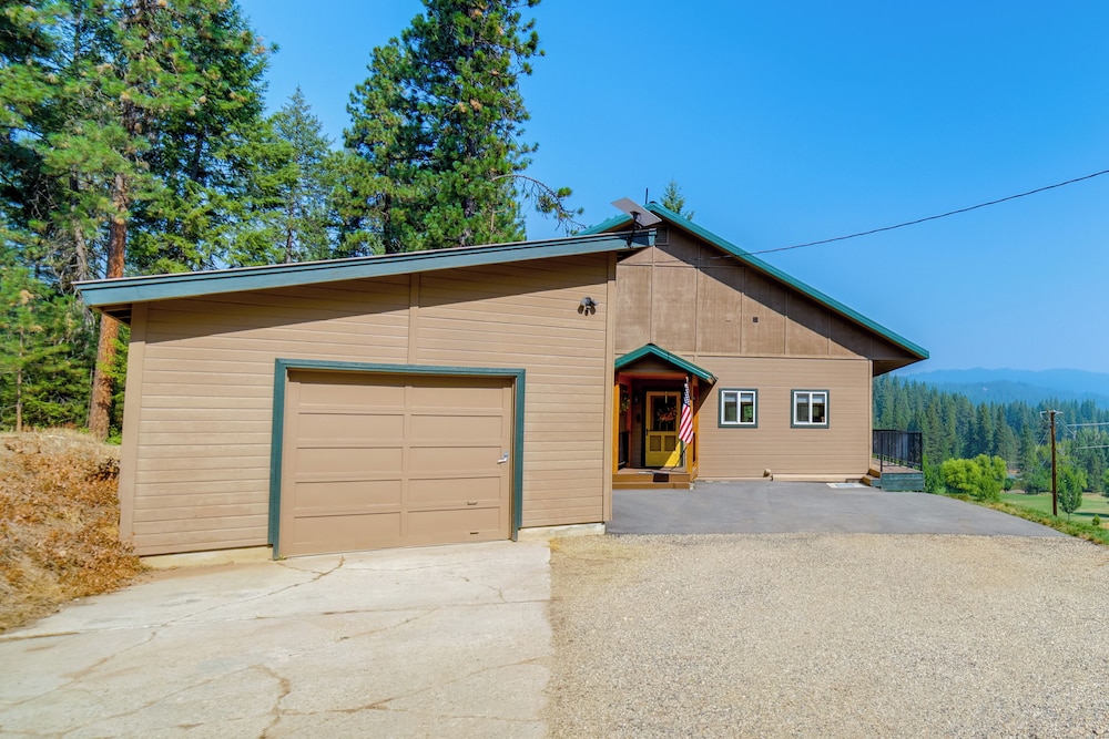 Mtn-view Oasis w/ Pool Access in Garden Valley