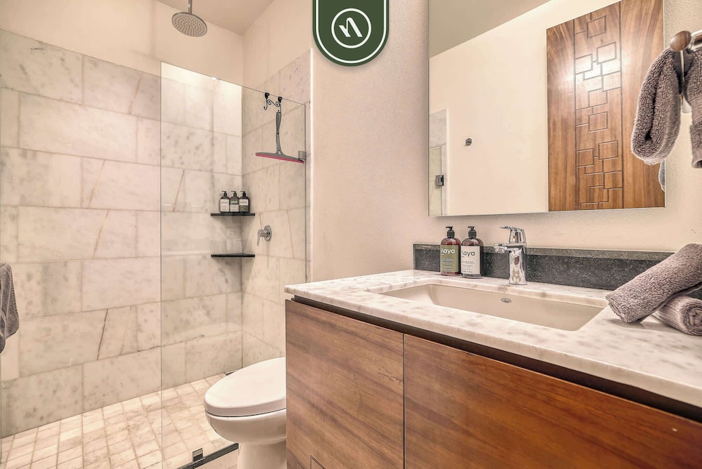 Luxury 2 BR Condo Near Golf Courses and Marina