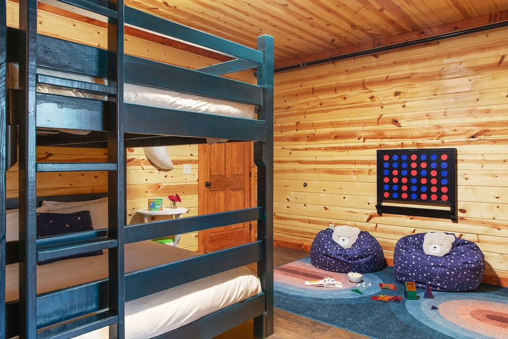 Smoky Ridge Newly Renovated Cabin w Indoor Pool Game Room Theater