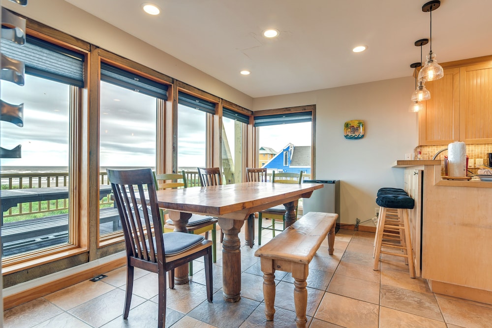 Oceanfront Home w/ Beach Access in Galveston