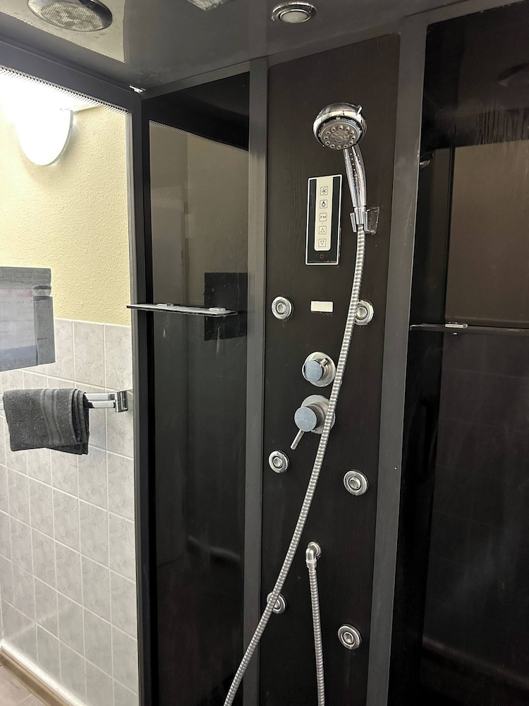 Large Accommodation for up to 18 People Near Halle & Leipzig With Pool Table