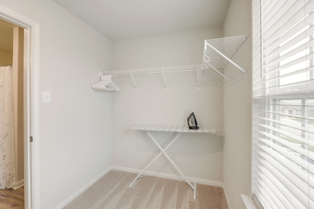 Pet-friendly Home w/ Fenced Yard in Manor