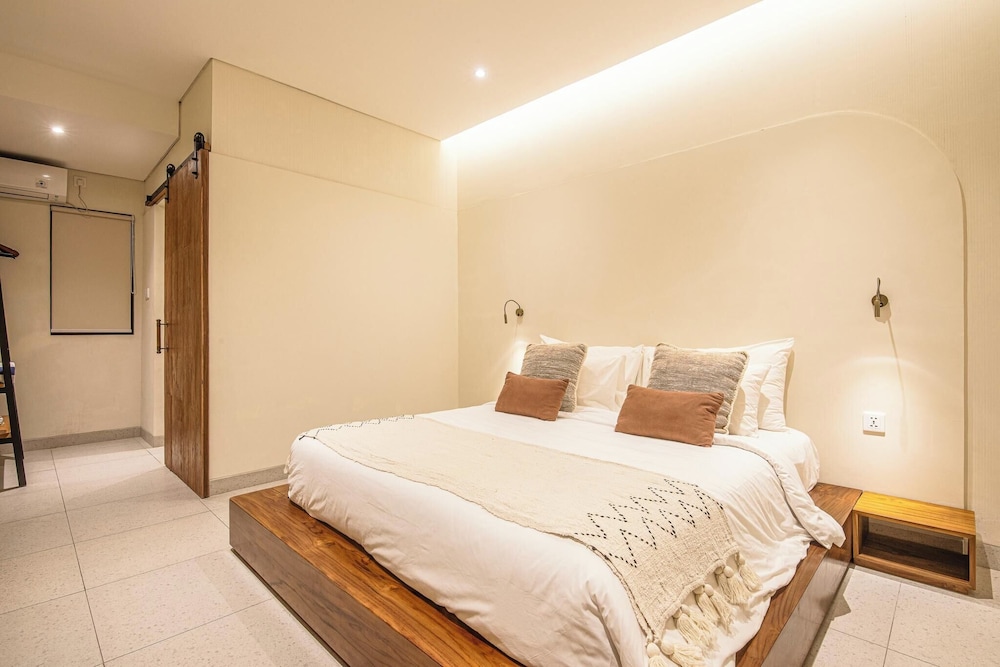 Chic 4-br Villa in Central Seminyak, Beach 5 Mins