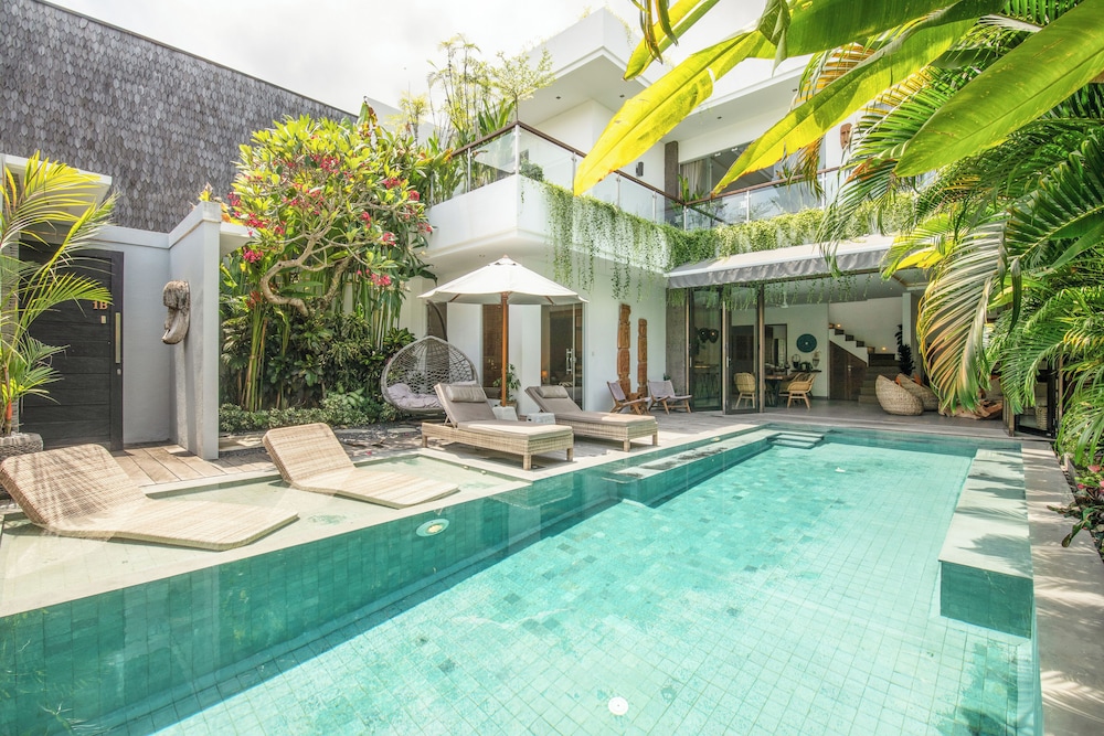 Luxury 4BR Haven, Steps to Canggu's Beach Elegance