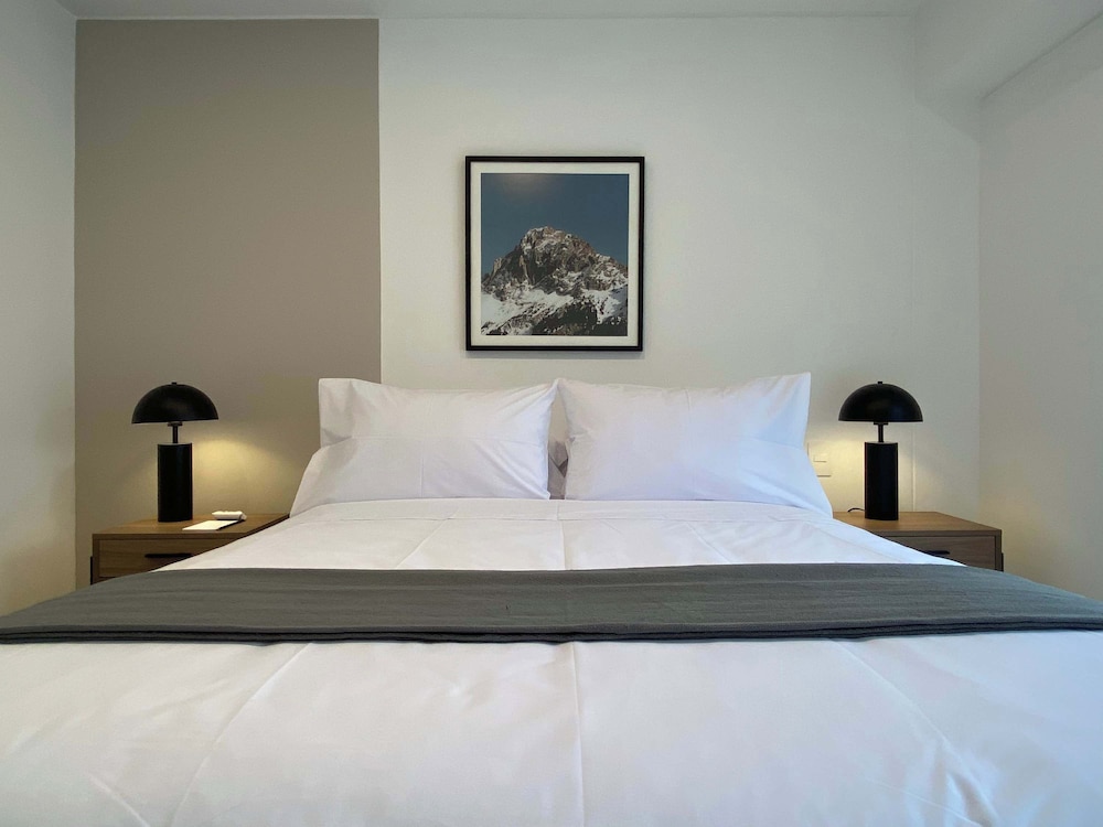 w Refined 1BR in the Heart of Miraflores