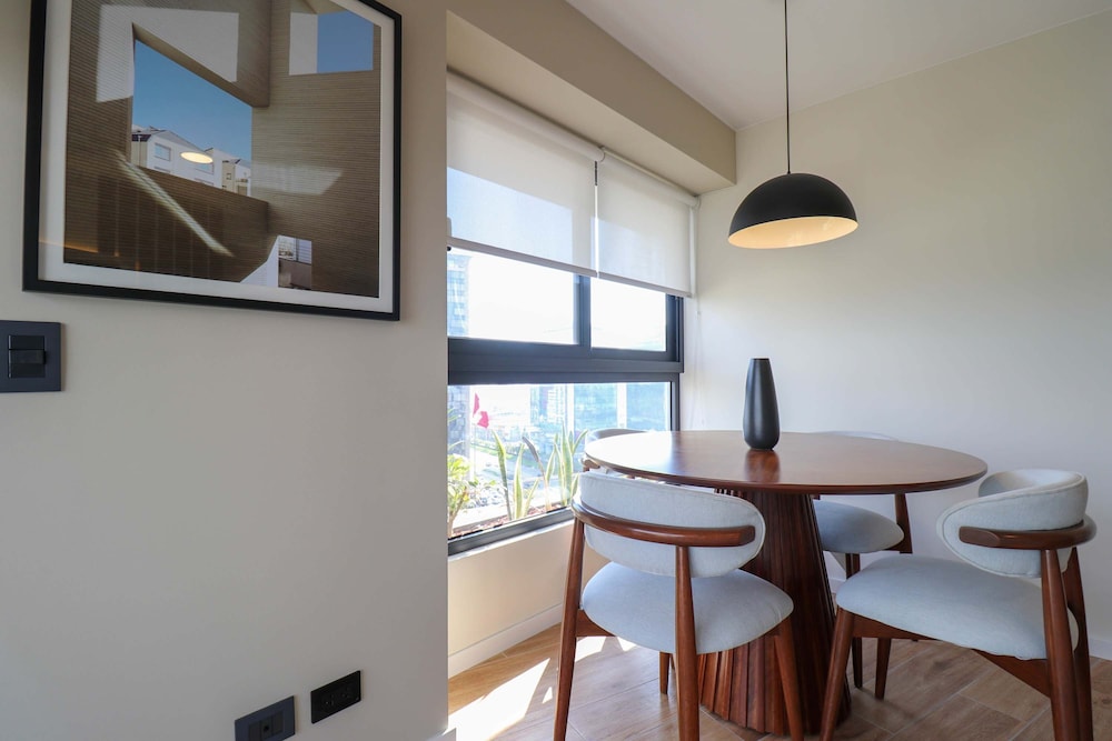 w Elegant 2BR With Balcony in San Isidro