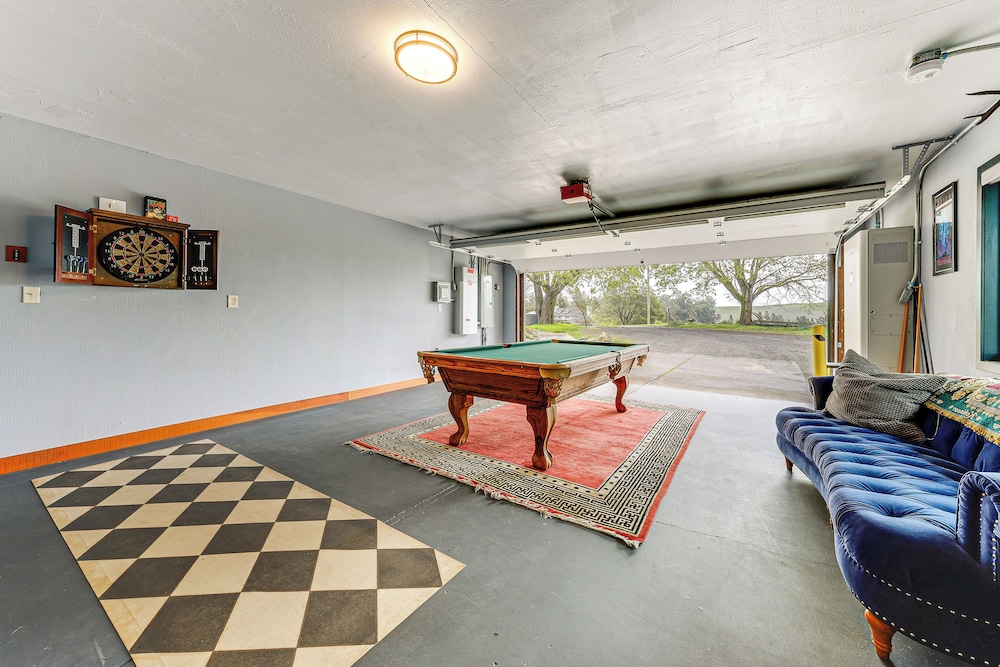 Private Pool & Large Deck: Modern Cotati Villa!