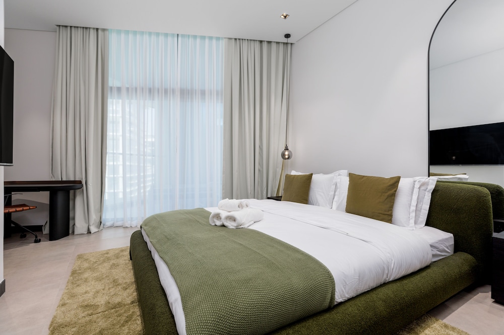 Waves - Seaside Splendor 2BR in Dubai's Business Bay — hotel room