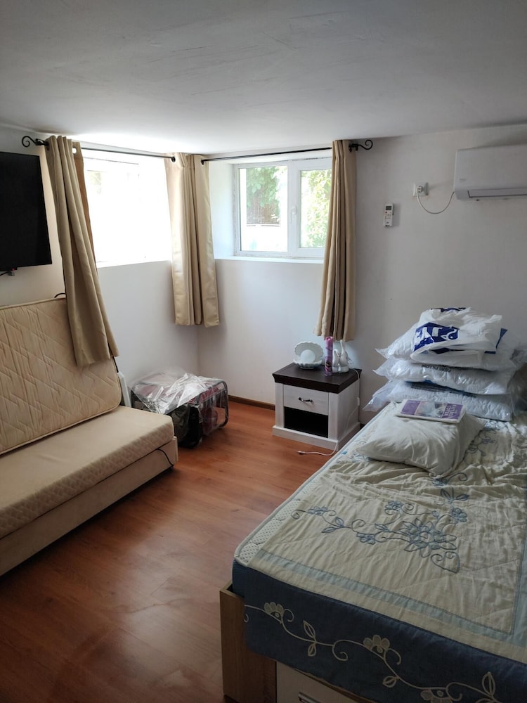 2 Bed Villa - Sleeps 7 - Private Garden - Parking