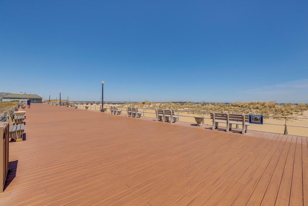 2 Blocks to Beach: Sunny Ocean Grove Apartment