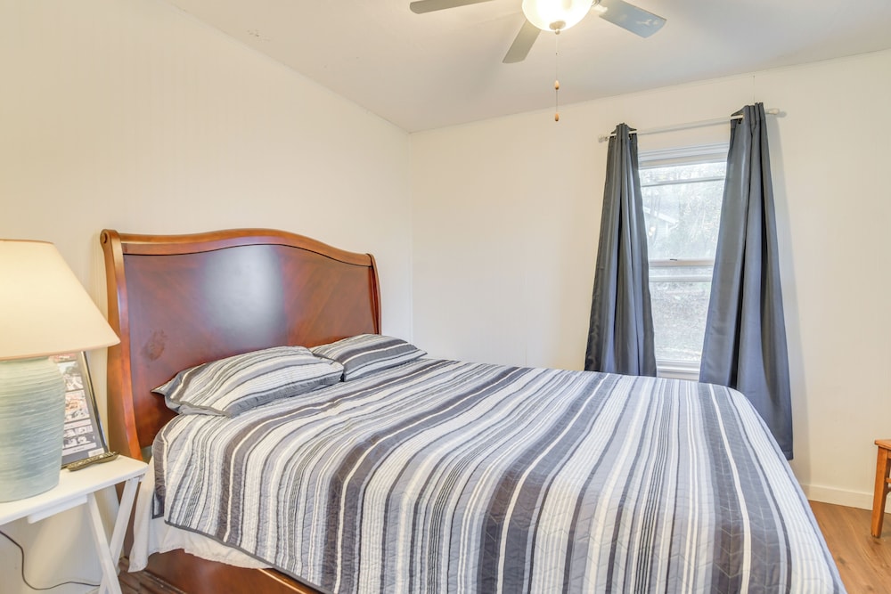 Pet-friendly Cabin on Star Lake: Fire Pit & Grill!