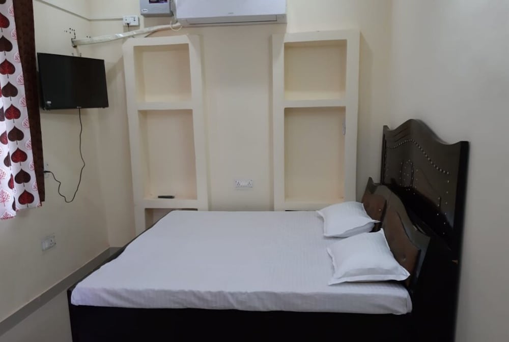 Goroomgo Hotel Ambika House Dehradun view 2