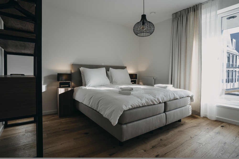 Huswell - The Tide - Stylish Sea View Apartment for 4 - Prime Location With Private Parking