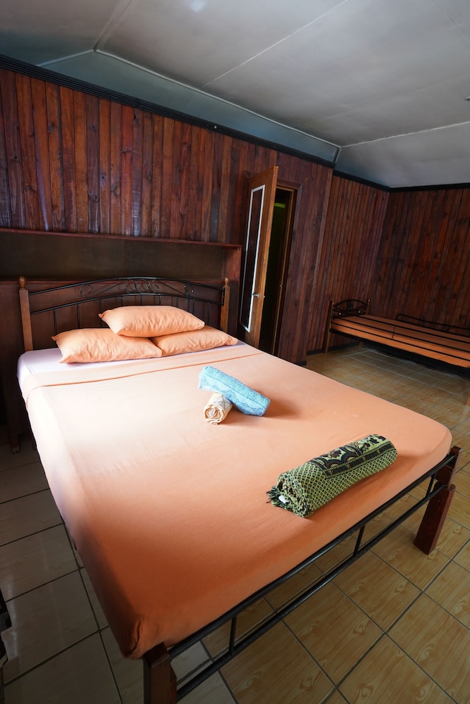 White Sandy Beach Eco Lodge